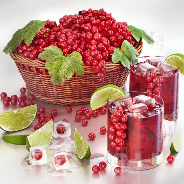 Currant juice with berries